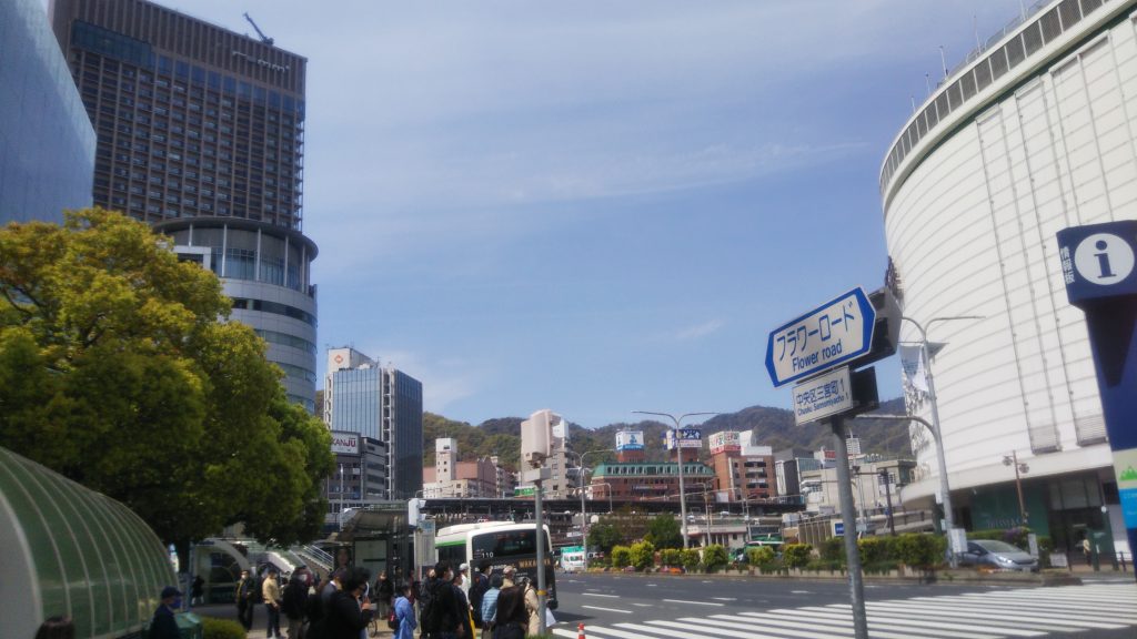 神戸まつりで賑わうフラワーロード 「第50回神戸まつり」の開催は、2022年5月に再延期へ